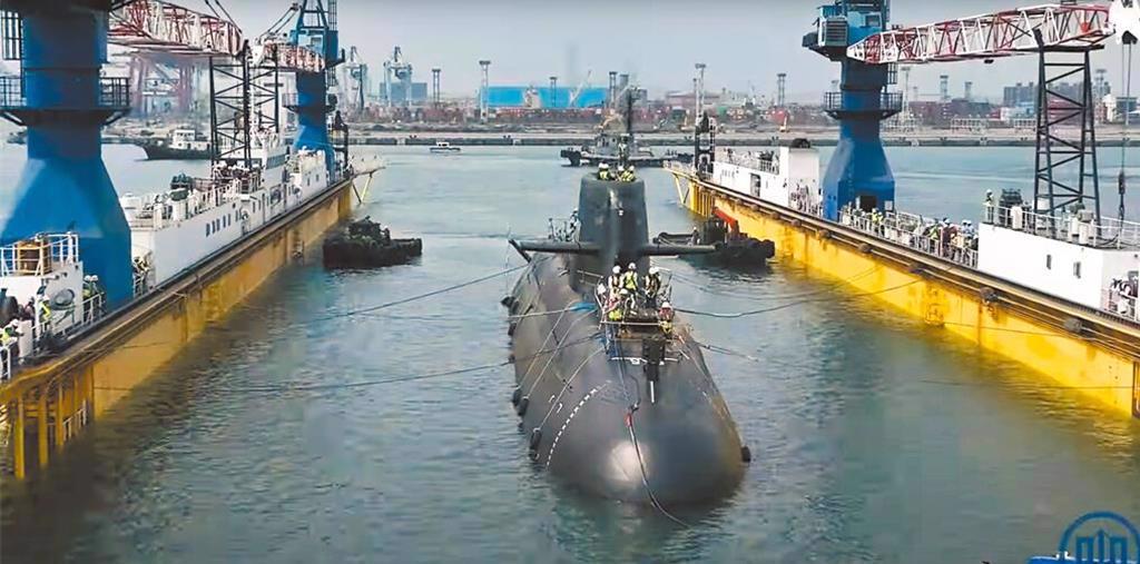 20241119_Submarine_inWater